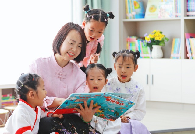 高臺縣第四幼兒園的孩子在老師的指導下閱讀繪本.jpg