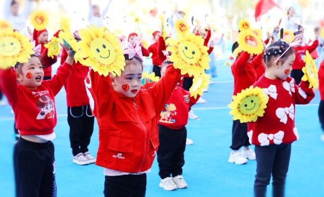 幼兒演唱紅歌《我和我的祖國》為祖國媽媽送上生日祝福。賀建花 攝.jpg