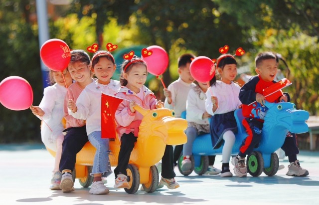 圖為高臺(tái)縣第三幼兒園舉行“賽龍舟”游戲，慶祝祖國(guó)媽媽生日1.JPG