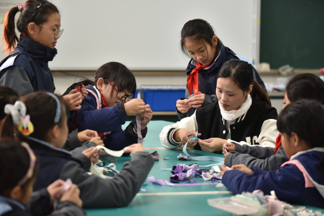 圖為江北區(qū)第二實驗小學(xué)女紅社團(tuán) 學(xué)校供圖.jpg