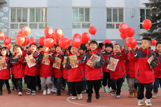 01——2月19日，甘肅省平?jīng)鍪嗅轻紖^(qū)西大街小學(xué)教育集團(tuán)，學(xué)生們領(lǐng)取到新課本后在校園里高興地奔跑。.JPG