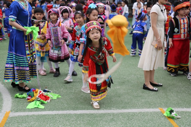 南寧市星湖小學一、二年級的學生開展了壯族競技項目“背簍繡球”.JPG