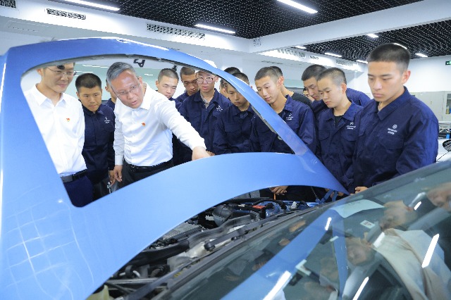 宣講團成員在北電科汽車工程學(xué)院交流參觀。學(xué)校供圖。.jpg