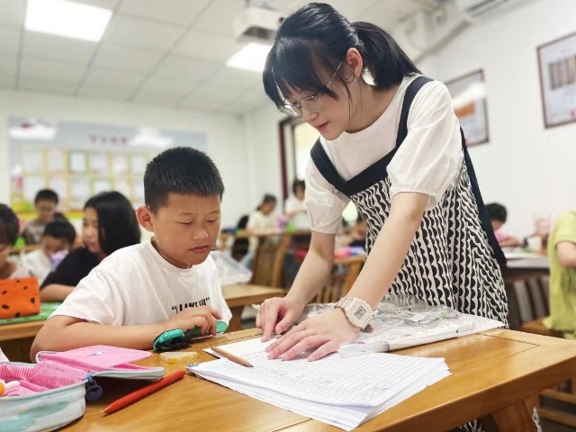 寧波大學教師教育學院滴水實踐團用假日學校為留守兒童織就七彩童年夢 學校供圖.jpg