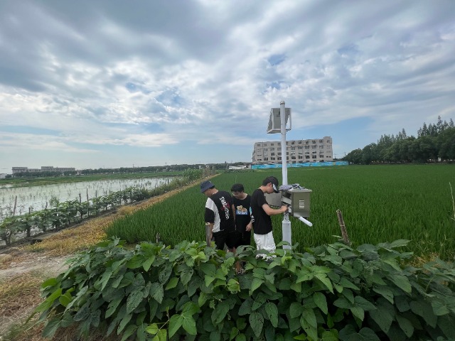 寧波財經(jīng)學(xué)院大學(xué)生深入田間地頭檢修設(shè)備 學(xué)校供圖.jpg