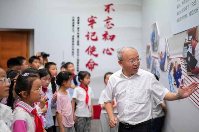 學(xué)生們與“時代楷模”錢海軍互動 慈溪市學(xué)生成長指導(dǎo)中心供圖.jpg