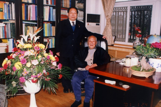 2001年2月，李德仁給導師王之卓拜年.jpg