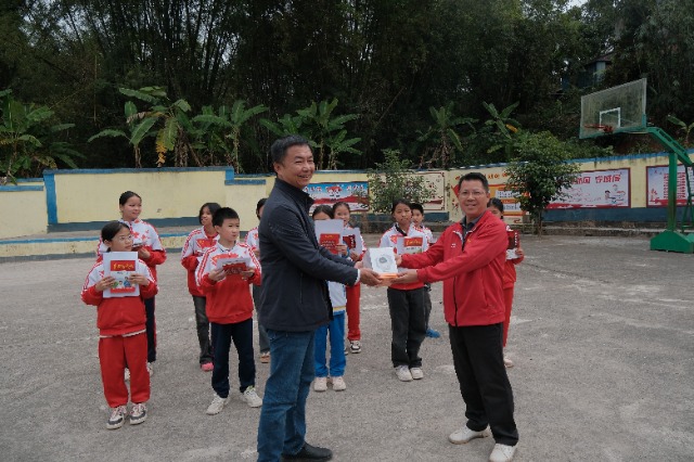 寧明縣國門小學(xué)板爛小學(xué)接受南寧師范大學(xué)贈(zèng)送的推普教材教具.jpg